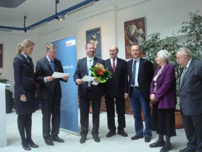 Neujahrsempfang 2013 - Übergabe eines Blumenstraußes durch Ralph Husemann an Gertrud Anhalt