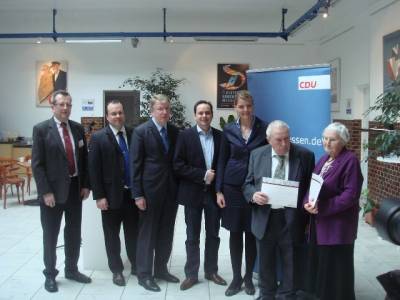 Neujahrsempfang 2013 - Für 60 Jahre Mitgliedschaft in der CDU wurde Bernhard Thieltges (2. v.re.) geehrt und für stolze 65 Jahre Gertrud Anhalt (re.)
