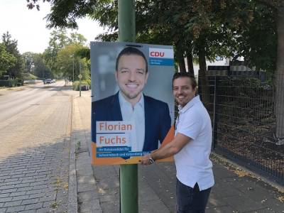 Kommunalwahl 2020 - Florian Fuchs hängt Plakate auf.