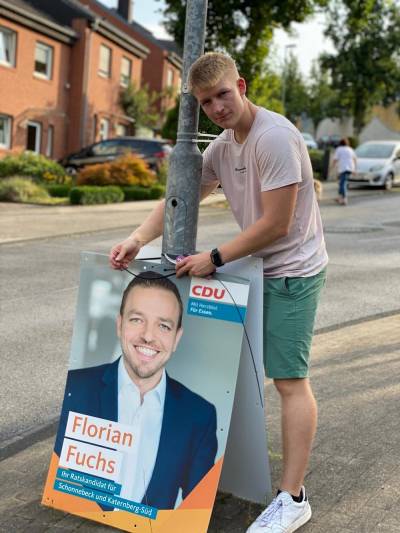 Kommunalwahl 2020 - Felix Paul hängt Plakate auf.